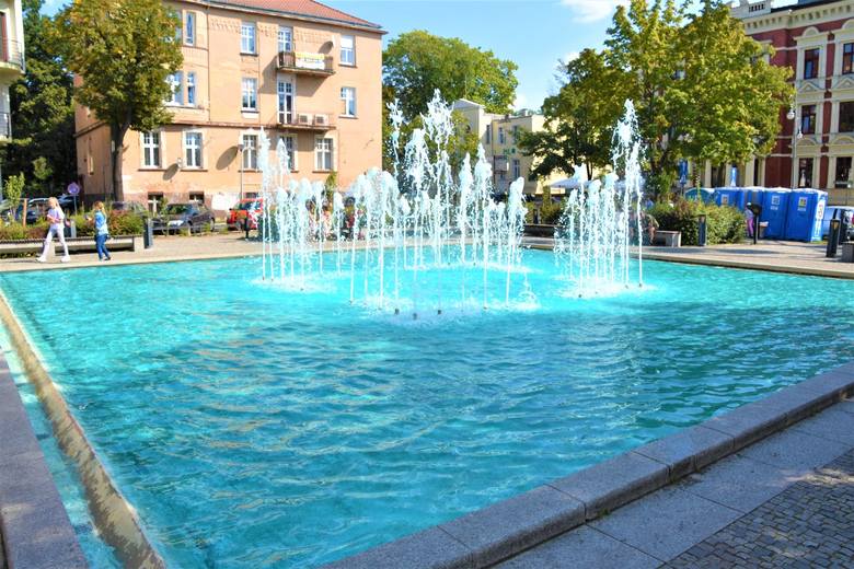 11 września 2020 r. Zielona Góra. Woda w fontannie na pl. Bohaterów ma mieć turkusowy kolor jeszcze przez cały finałowy weekend Winobrania 2020
