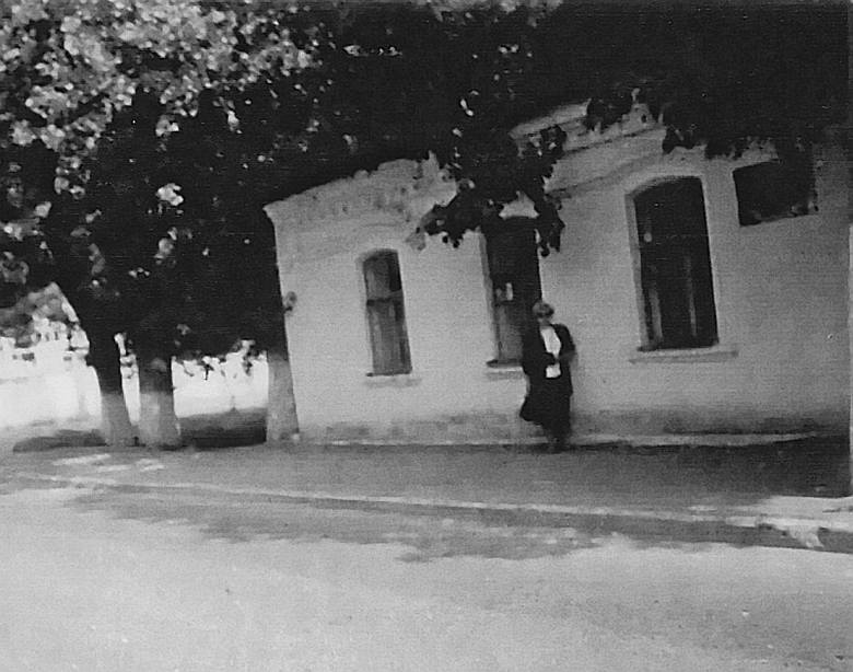Rodzinny dom Teresy Gładysz. Cegłę klinkierową Sowieci zamalowali na biało, dach spłonął.