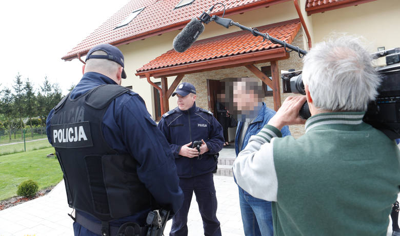 Policjanci założyli kajdanki zaskoczonemu panu Wojciechowi w obecności jego rodziny i ekipy programu TVP Elżbiety Jaworowicz „Sprawa dla reportera” <br /> 