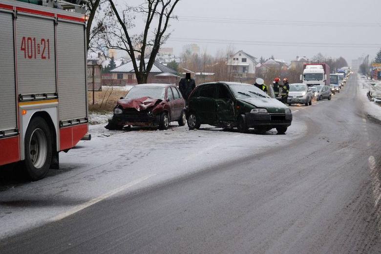 Wypadek w Bełchatowie - fiat zderzył się z oplem.