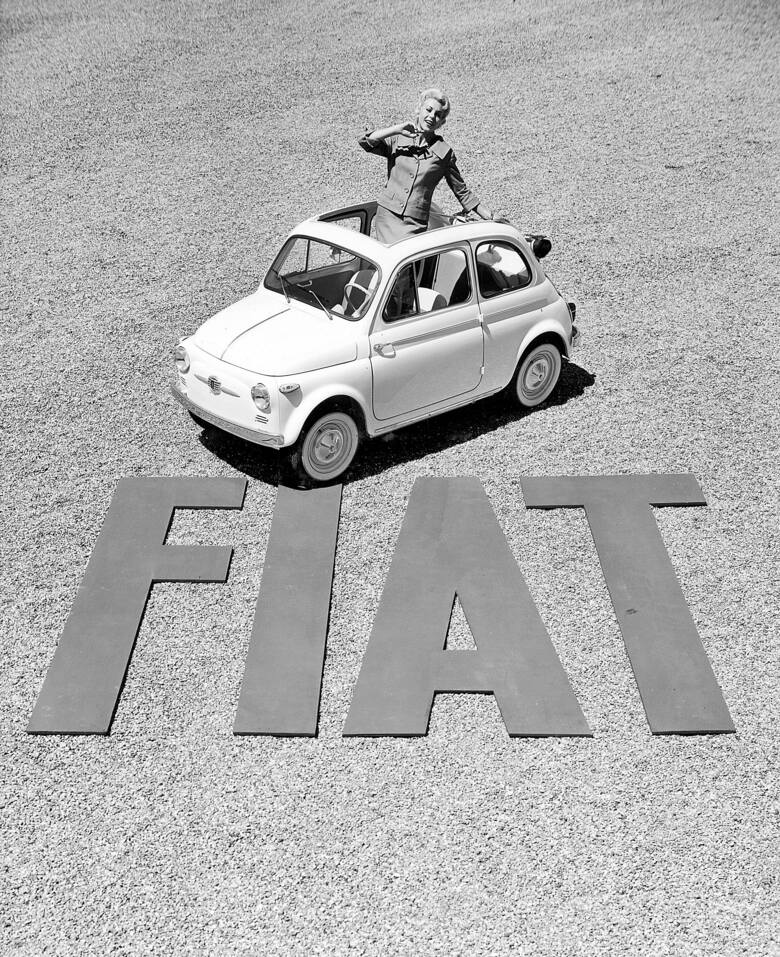 Fiat 500„Pięćsetka” zadebiutowała latem 1957, ale została przyjęta chłodno. Dopiero następna wersja, z listopada, wyposażona w mocniejszy, 15-konny silnik