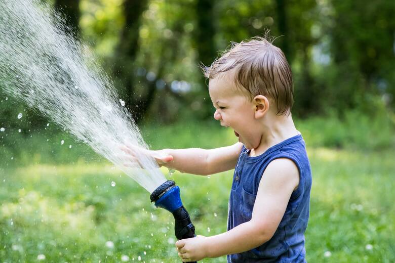 Mało który maluch nie lubi zabaw z wodą. To jedna z zabaw sensorycznych.