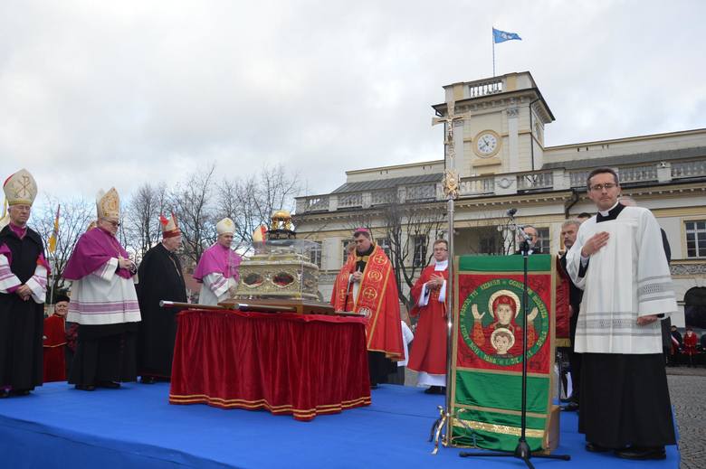 Adoracja relikwii św. Wiktorii w Łowiczu [Zdjęcia]