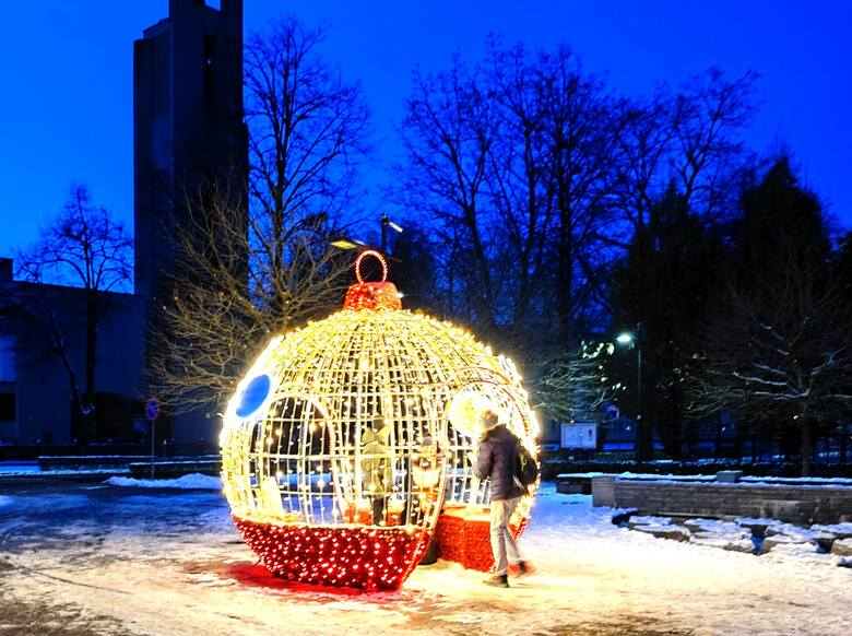 Wśród ponad 320 elementów świątecznych dekoracji rozświetlających place i ulice w Oświęcimiu są także nowe ozdoby, m.in. na placu Pokoju