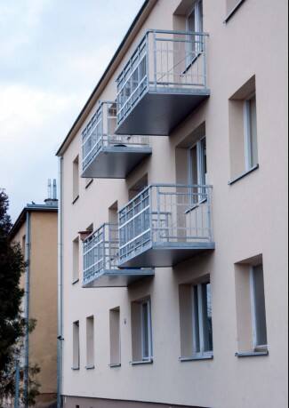 Balkony przyczepne można montować w kamienicach, blokach i domach jednorodzinnych.