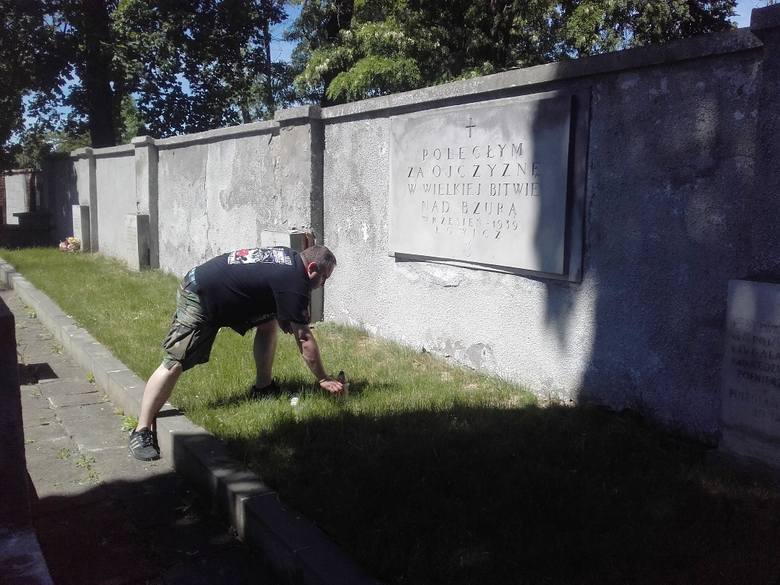 Porządkowali żołnierskie groby na katedralnej nekropolii w Łowiczu [Zdjęcia]