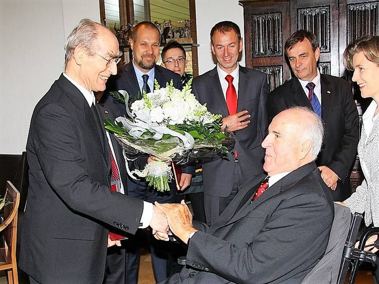 Abp Alfons Nossol gratuluje kanclerzowi Złotych Mostów Dialogu. 