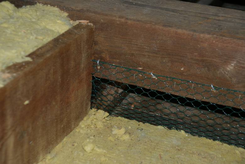Pionowa przegroda z gęstej metalowej siatki w stropie poziomym ograniczy ekspansję myszy, dla których będzie to przeszkoda nie do ominięcia.