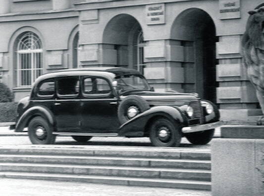 Skoda OHV typ 924 rocznik 1938. Kabina mieściła wygodnie pięć osób - plus dwóch pasażerów na tzw. strapontenach Fot: Skoda