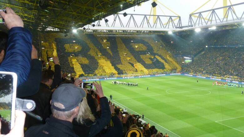 Kibice na stadionie Signal Iduna Park w Dortmundzie