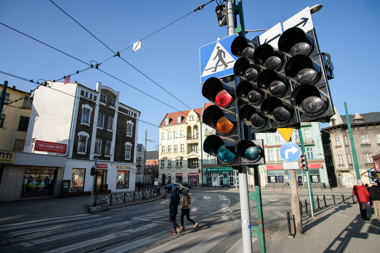 Na skrzyżowaniu ulic Dąbrowskiego, Kościelnej i Kraszewskiego wciąż działa sygnalizacja