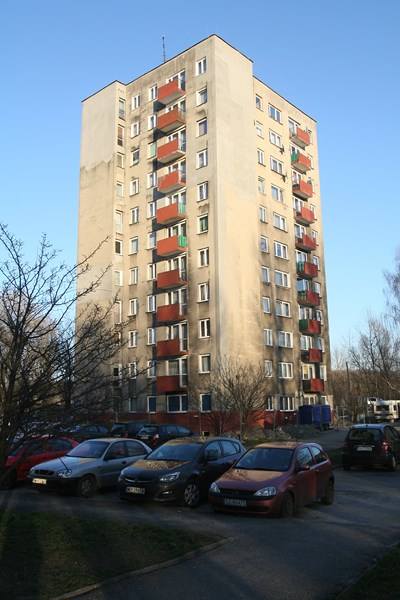 Wieżowiec w Katowicach niebezpiecznie się przechylił. Blok przy ul. Ligockiej 4a ma 11 pięter i 55 mieszkań. Dziś wszyscy lokatorzy opuszczą budynek i zacznie się jego prostowanie
