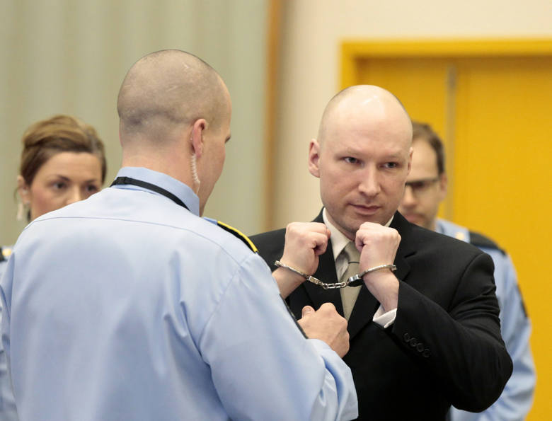 Największy ekstremista w Norwegii, który zabił 77 osób, żalił się, że przebywanie samotnie w celi to „nieludzkie warunki”. Przyznano mu rację.