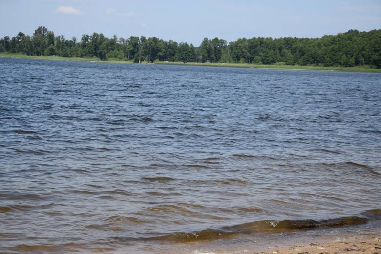 Jezioro Marwicko położone jest około 20 km od Gorzowa. Kto chce wybrać się tutaj samochodem z północnej stolicy Lubuskiego, śmiało może wybierać drogę na Dębno i przez Baczynę dojechać do Wysokiej. 