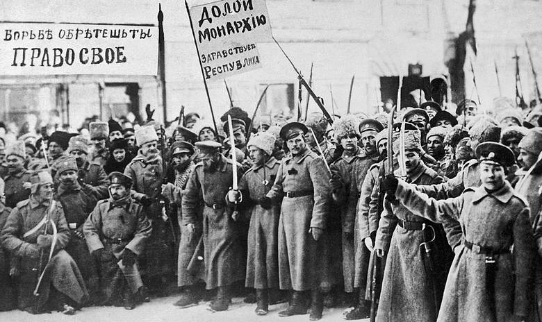 W rewolucyjnych wystąpieniach w Piotrogrodzie uczestniczyły tysiące żołnierzy. Mieli dość krwawej wojny z Niemcami i Austro-Węgrami. Odmawiali wykonywania