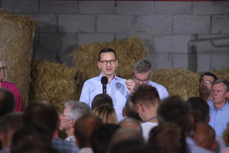 W głogowskiej stodole premier Mateusz Morawiecki obiecał pomoc rolnikom, zgodnie z szerokim planem 