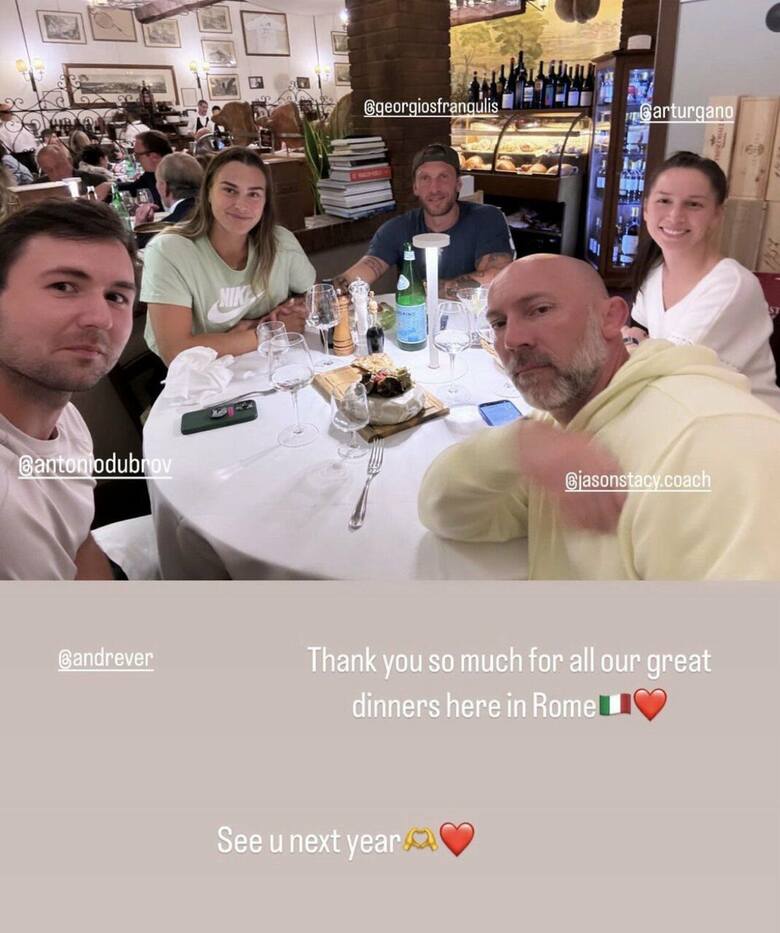 Aryna Sabalenka z Georgiosem Frangoulisem i swoim teamem na kolacji w Rzymie