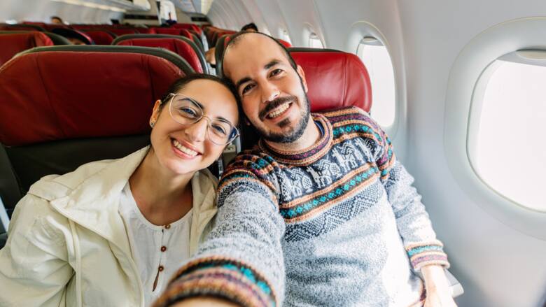 Szczęśliwa para w samolocie