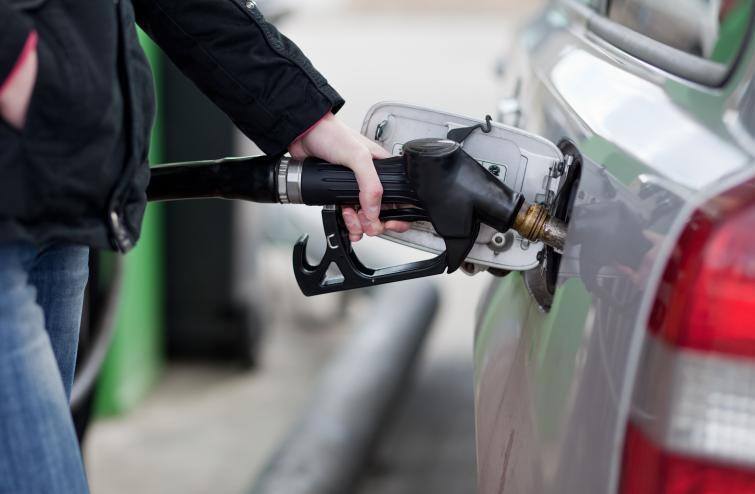 Zarówno benzyna bezołowiowa 95, jak i olej napędowy kosztują średnio poniżej 5 zł/l