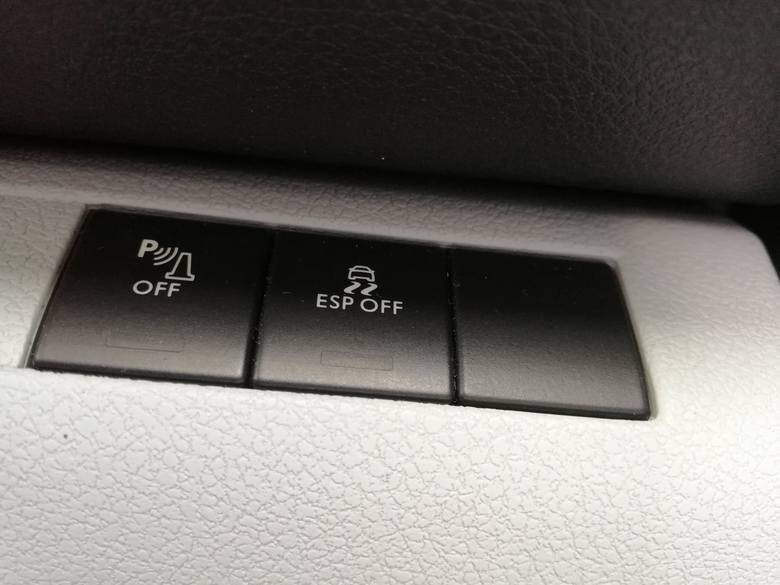 W większości samochodów ESP można wyłączyć dedykowanym przyciskiem - wówczas na desce rozdzielczej pojawi się pomarańczowa kontrolka (jak na jednym ze