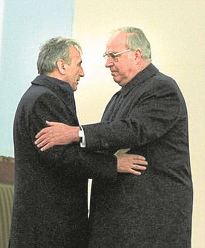 Symboliczne polsko-niemieckie pojednanie. Premier Tadeusz Mazowiecki i kanclerz Helmut Kohl  na mszy w Krzyżowej. Listopad 1989 r. 