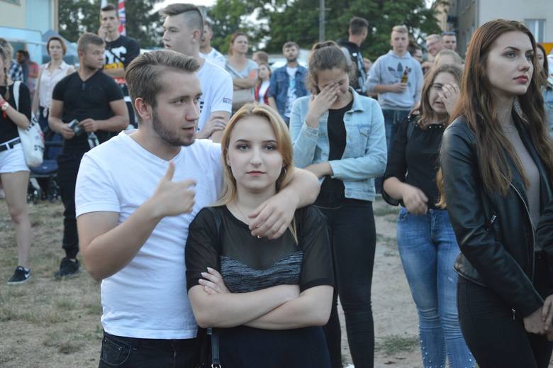 Kolejna odsłona Happy Festival w Skierniewicach. Młodzież bawiła się przed sceną CKiS [ZDJĘCIA+FILM]