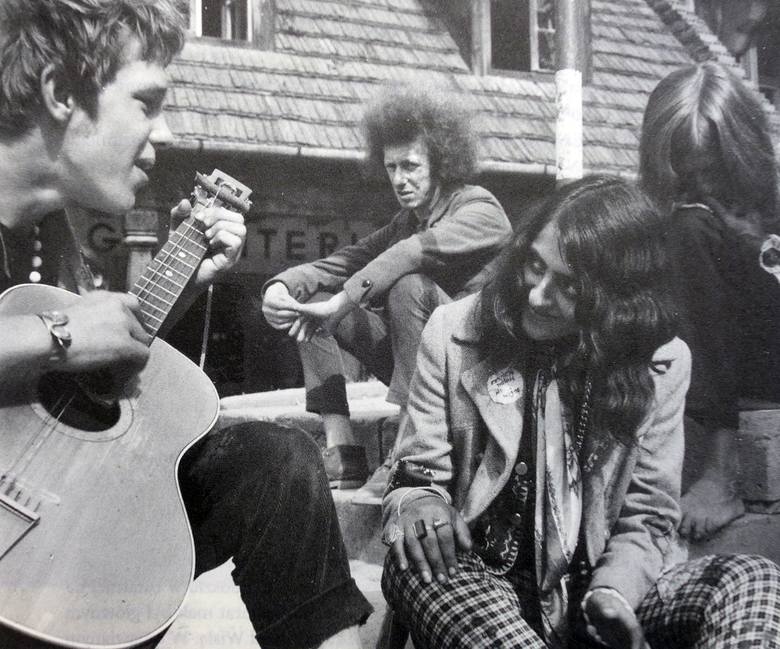 Hipisi podczas zlotu w Kazimierzu Dolnym latem 1969 r. Na zdjęciu: Dominik Kuta, "Chlorek", Rita z Ostródy oraz Jaegger".