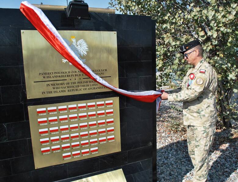 W Afganistanie życie straciło sześciu żołnierzy, związanych z naszym regionem, zaś ogółem 43 polskich wojskowych i jeden cywilny pracownik naszej armii. Na zdjęciu uroczystość odsłonięcia pomnika pamięci polskich żołnierzy poległych w Afganistanie. Odbyła się ona w tym kraju w 2018 r.