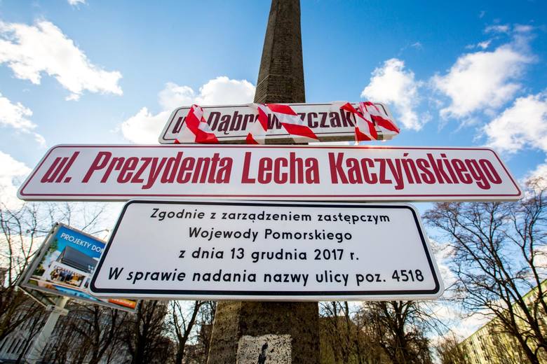 Zniszczone tablice informujące o ul. Lecha Kaczyńskiego w Gdańsku, 28.02.2018