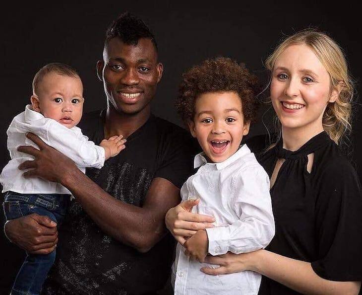 Christian Atsu z żoną i dziećmi
