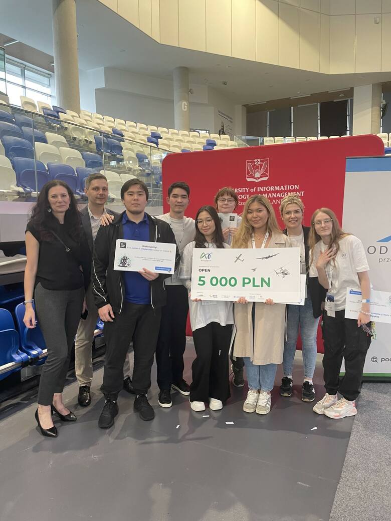 Międzynarodowy zespół studentów WSIiZ zwycięzcą w kategorii Open w Hackathonie AviaTech Challlenge w Mielcu