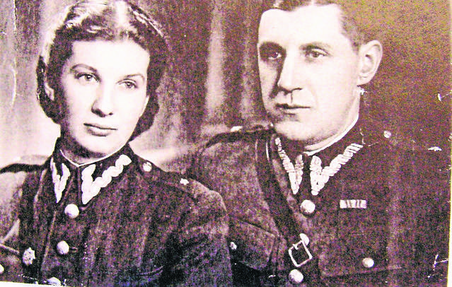 Podporucznik Aleksandra Komendzińska z wujem Leonem, bratem jej mamy, Kraków 1945 rok.