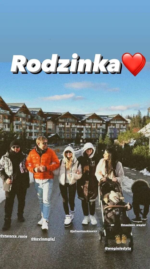 Roksana Węgiel pozuje do zdjęcia z rodzicami i chłopakiem. Podpisała je: 