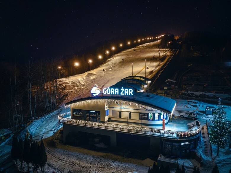 Na Żarze narciarze mają także okazję do skorzystania ze zjazdów wieczornych
