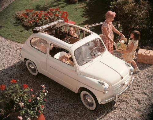 Fot. Fiat - Pierwsza wersja produkcyjna z 1955 roku miała przednie kierunkowskazy na błotnikach. Wersja ze zwijanym, brezentowym dachem była bardzo popularna