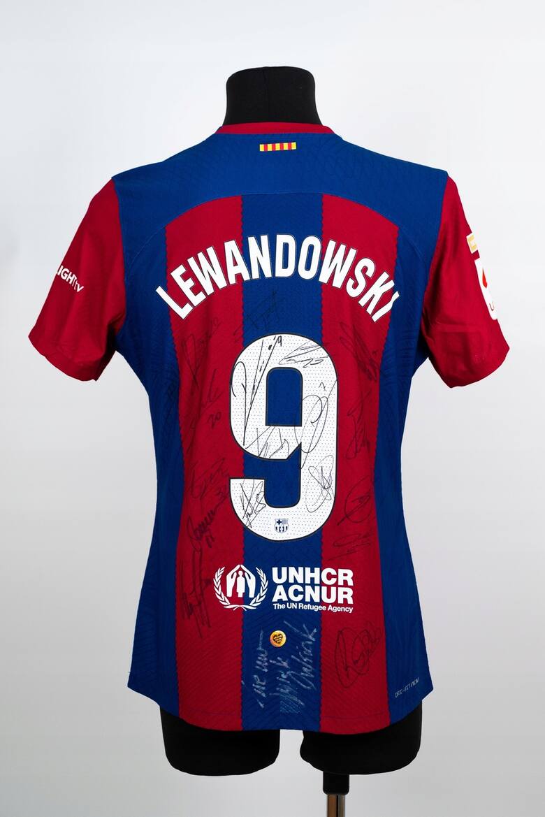 Robert Lewandowski gra razem z WOŚP. Piłkarz FC Barcelony przekazał do licytacji koszulkę z autografami