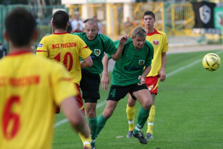 Jesień 2007 roku. Ligowy mecz Stal Stalowa Wola - Znicz Pruszków, pierwszy z prawej na drugim planie Robert Lewandowski