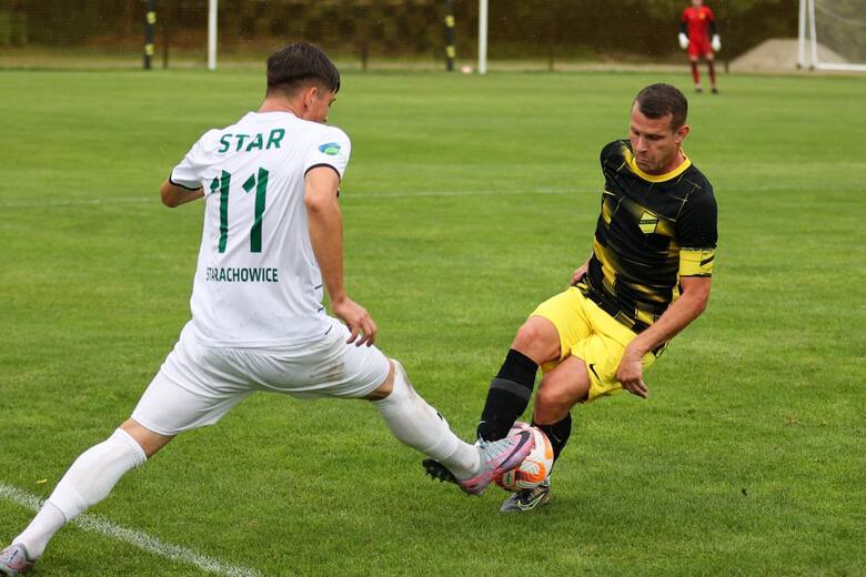 Piłkarze Wieczystej mieli spore kłopoty z powstrzymywaniem Szymona Kota ze Stara Starachowice (nr 11)