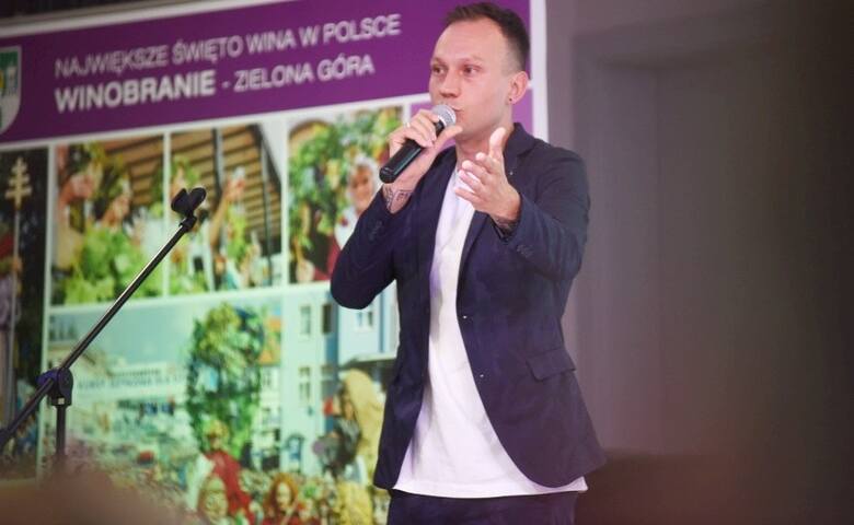 Radosław Rademenez Blonkowski śpiewem podziękował za przyznanie mu w tym roku nagrody kulturalnej miasta