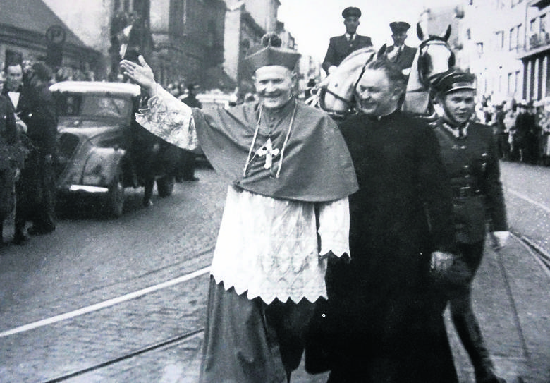 Biskup Michał Klepacz podczas ingresu do łódzkiej katedry. Został następcą biskupa Włodzimierza Jasińskiego
