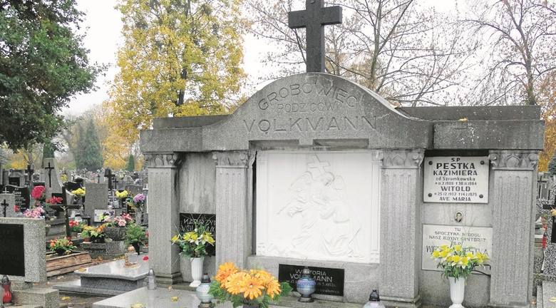 Spoczywająca tu Katarzyna Volkmann zmarła w 1915 r. To chyba najstarszy, a może i jedyny  zachowany ślad istniejących wcześniej w tym miejscu cmentarzy.