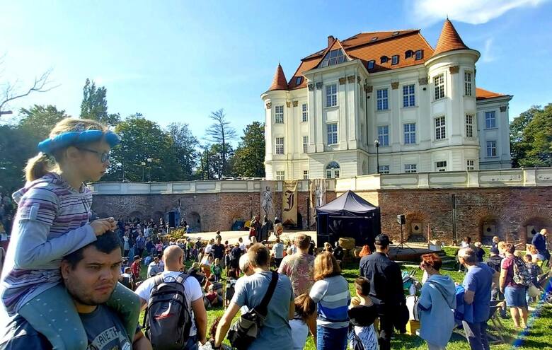 Wyjątkowy barokowy pałac otoczony fosą znajduje się na terenie Parku Leśnickiego we Wrocławiu, gdzie odbywają się w ciągu roku liczne imprezy kultur