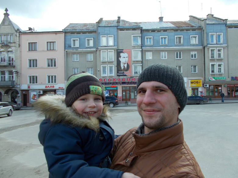  Oleksandr z synkiem są z Drohobycza. Tato malucha pracuje u nas od dwóch lat. Polityka go nie obchodzi. Liczy się robota!
