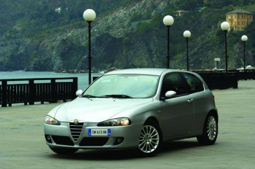Fot. Alfa Romeo: Alfa Romeo 147 została ostatnio poddana face liftingowi. Nową wersję łatwo rozpoznać po innym kształcie reflektorów.
