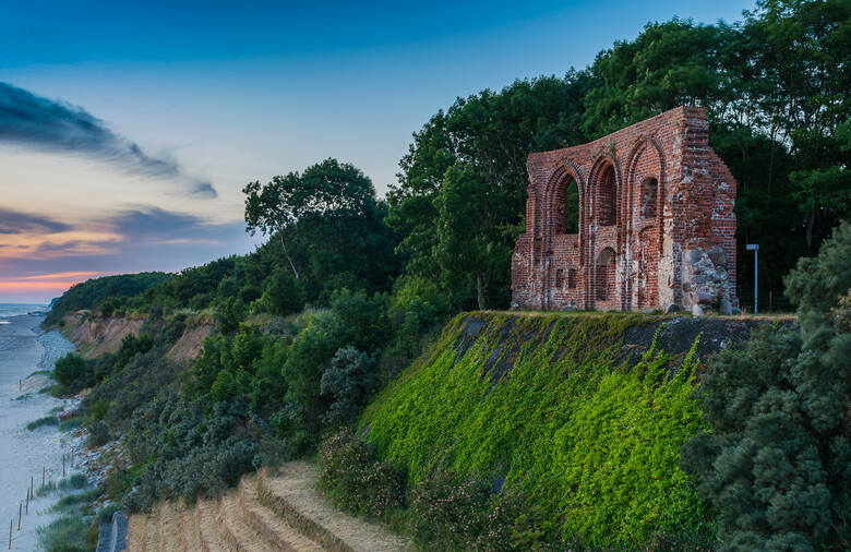 Widok na ruiny kościoła w Trzęsaczu