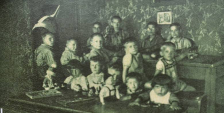 Dzieci z sierocińca podczas zabawy w Zakładzie św. Józefa w 1933 roku. Obok maluchów widać jedną z sióstr, która sprawowała opiekę nad nimi