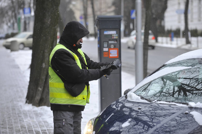 W strefie, gdzie nie obowiązuje już opłata za parkowanie w centrum Rzeszowa, zawsze jest sporo samochodów. Kierowcy w ten sposób oszczędzają sporo p