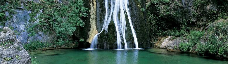 Grzmot zza srebrnej woalki. Imponujące, budzące zachwyt i niezwykle malownicze wodospady Hiszpanii