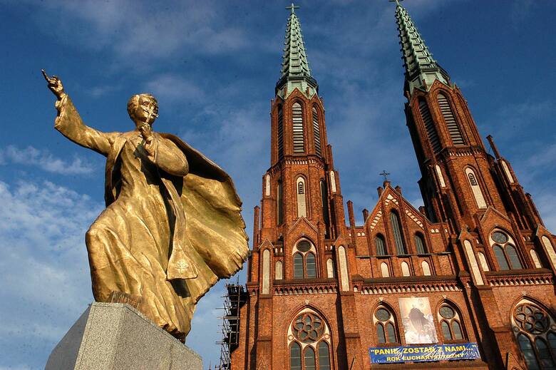 Pomnika księdza majora Ignacego Jana Skorupki przed Katedrą św. Michała Archanioła i Świętego Floriana w Warszawie.