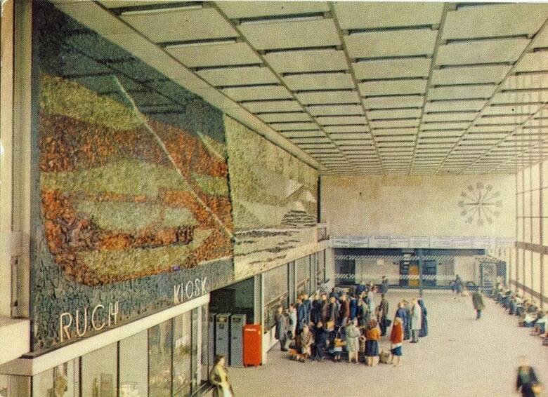Wnętrze dworca w Oświęcimiu w latach 70. ub. wieku. Kolejki przed kasami biletowymi. Na ścianie z tyłu zegar, który był wizytówką dworca